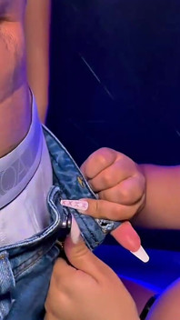 Schlampe latina arbeitet als stripperin hat sex mit einem barkunden - Savannah Watson