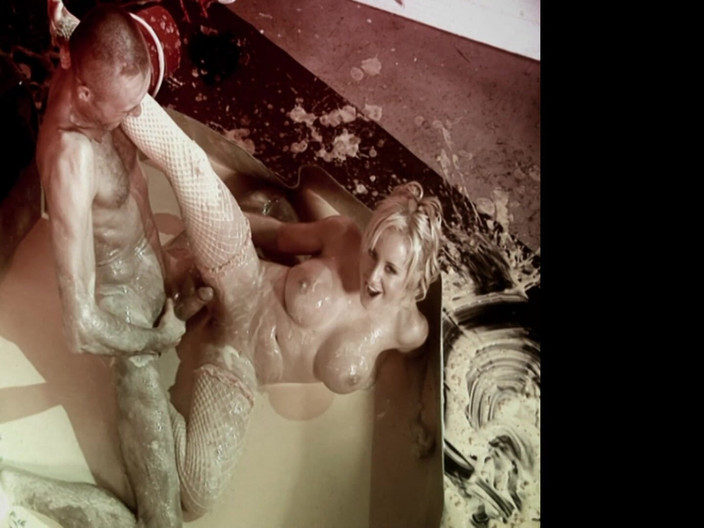 DARVASEX: いたずらなおっぱいシーン-1_busty 泥だらけのプールの真ん中で大きなお尻のクソと金髪