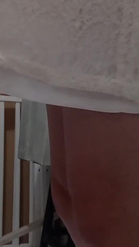 Transvesteur masturbiert mit seidigem Futter des sexy weißen kleids