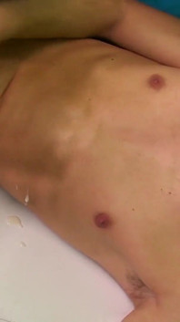 Videoclip exclusiv Fără prezervativ: o pacientă sexy devine excitată în timp ce îl vizitează pe doctorul sexy