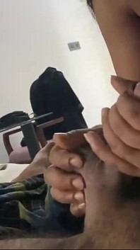 La zia indiana arrapata è venuta nella stanza del fratellastro e gli succhia il pene