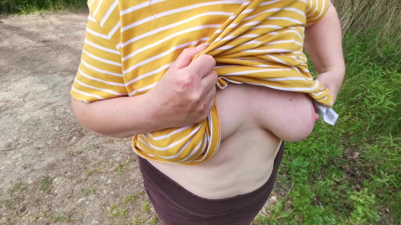 Bouncy Tits Action: 공공 장소에서 처진 젖탱이 처벌