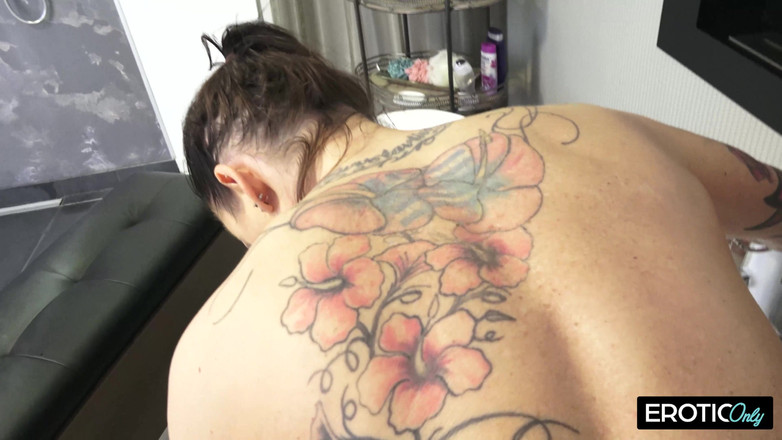 MILFFreaksX: Dívá se na svou nevlastní matku, jak se sprchuje