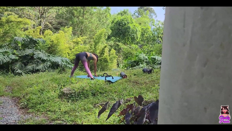 Cindy Luna Petite: 一个在农场走来走去的家伙看到我在做瑜伽，最后操了我。