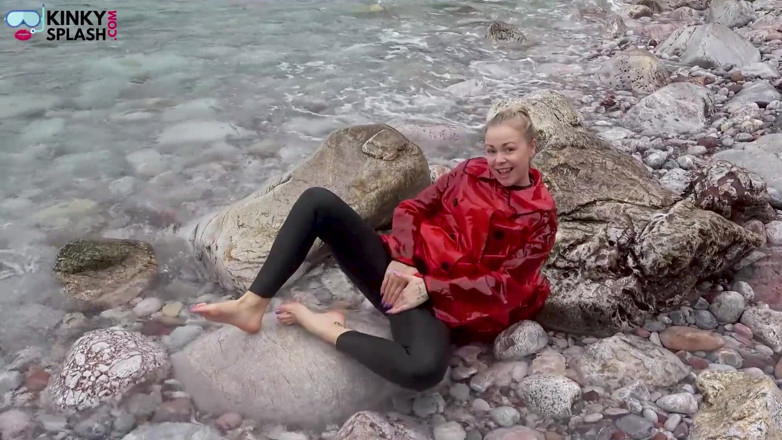 UKCuteGirl Lucy Lauren: Błyszczący PVC nad neoprenem mokra plaża JOI &amp; Play