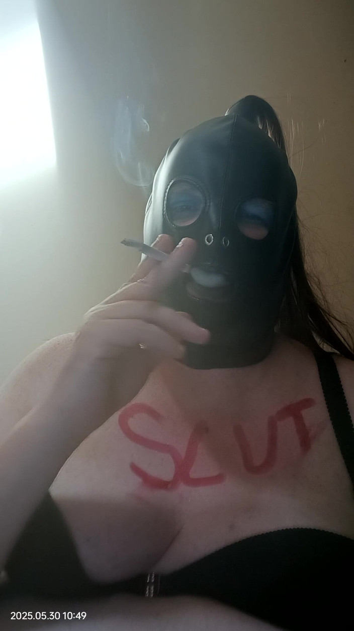 Stephanie-Nicole-TV: ぽっちゃり系テレビ喫煙とディルドで遊ぶ