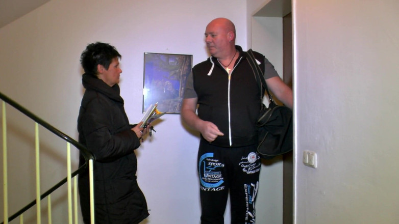MMV Deutschland Porno: 性感的纹身熟女被狠狠地抽插阴户