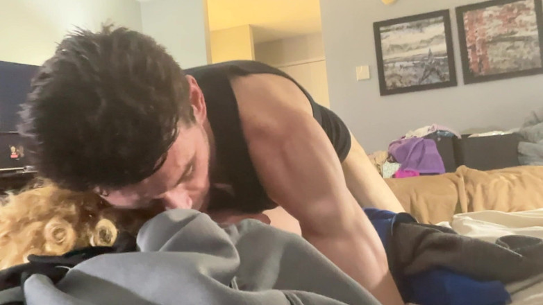 Alpha stud 4 u: Sudut pandangan pertama betul-betul di atas kepalanya semasa dia mengambilnya