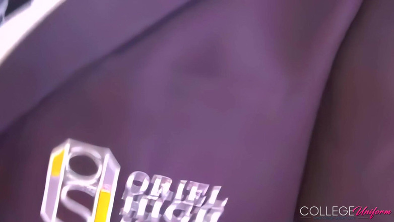 College Uniform: Samantha buxton की विशेषता पर्पल में कपड़े पहनना