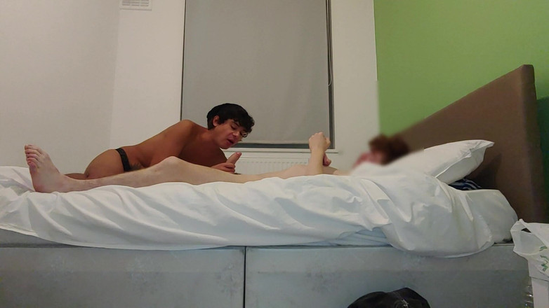 LeoTeenLatinos: Siswi rambut oranye ini selingkuh dari pacarnya sama cowok kembar...