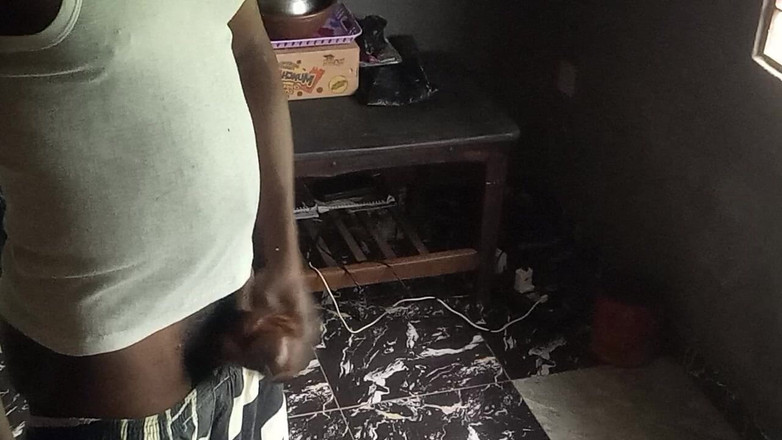 Moviesporn1: Questo fratello viene duro a sborrare senza una donna che...