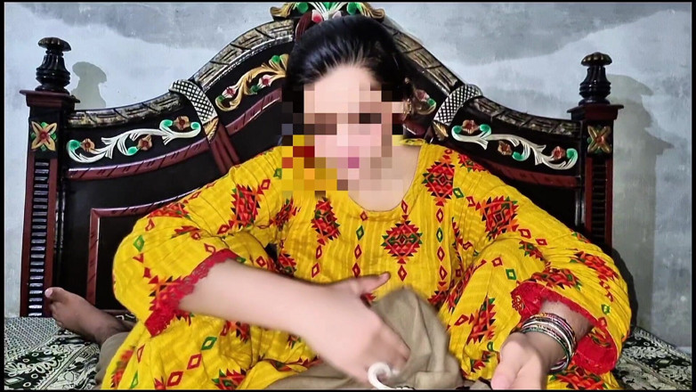 Kingsizedevil: Гаряча іранська дівчина в тугому жовтому сальварі Каміз з масивними цицьками трахається з цицьками і жорсткий член грає в справжньому домашньому відео