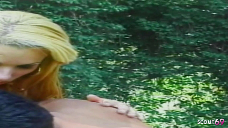 Shemale TS Collection: Blond sexig Shemale förförs utomhus på semester och anal knullas