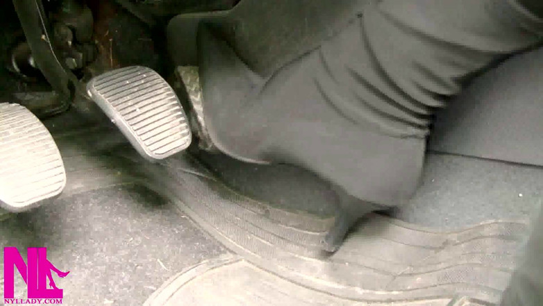 Nyllady: Revving dengan sepatu bot hitam dengan kain sutra