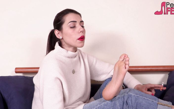 Smokin Fetish: Brunette Petra smokes with her feet