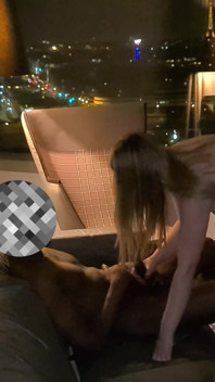 Amaris The Tourist Menikmati Pemandangan Dengan Orgasme Besar
