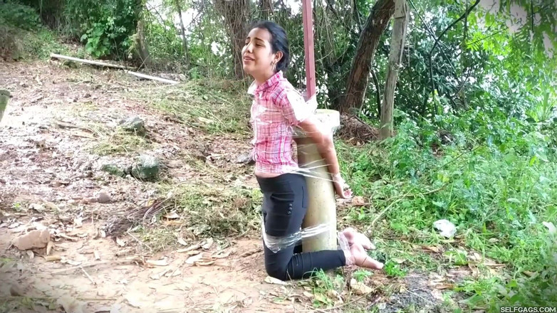 Selfgags Latina Bondage: Nancy Drews bondage-abenteuer im freien