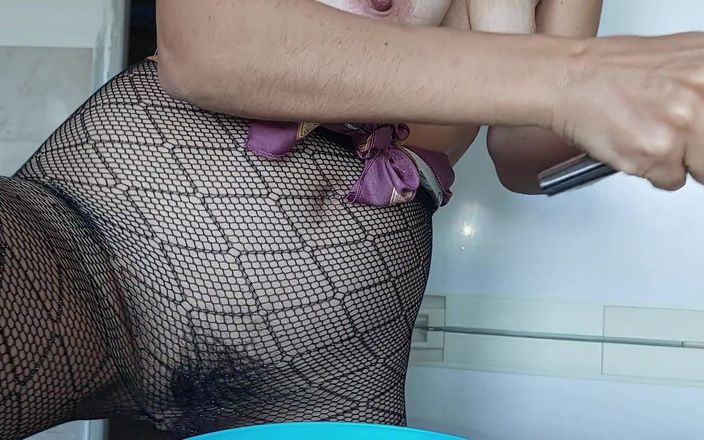 Amateur_MS: Latina sexy se prueba pantimedias, coño peludo, gran culo, grandes...