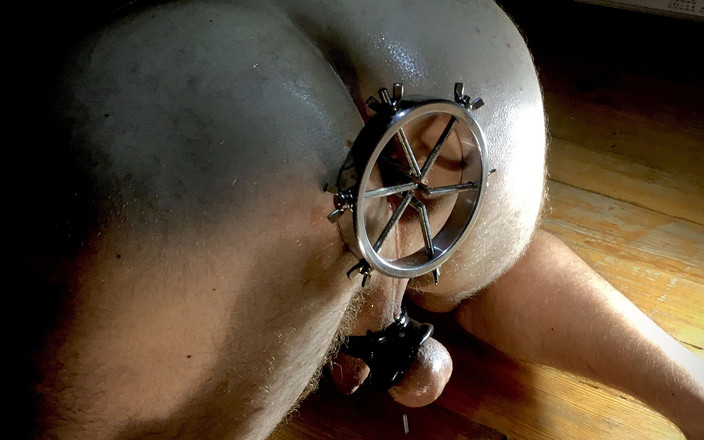 White Ukrainian Ass: Anální kovový dilatátor. Pasování do úzkého konečníku.