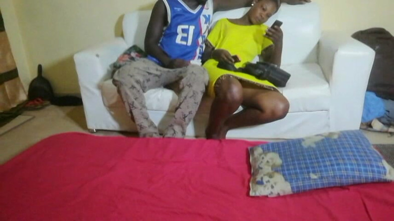 Pornsexlive: एक छात्र अपने शिक्षक से मिलने जाता है