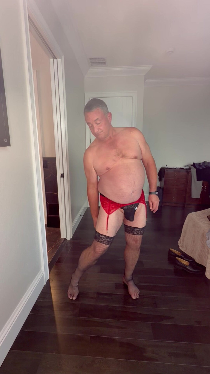 GottaLuvBB: Ayah tiri pulang ke rumah dalam sut