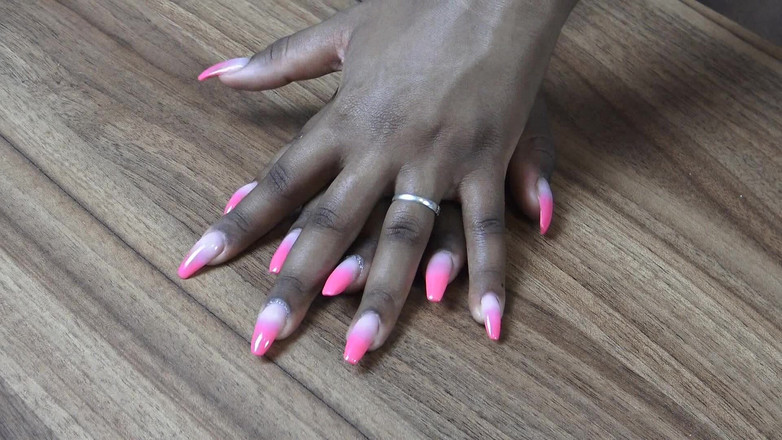 Solo Austria: 乌木手和指指甲恋物癖