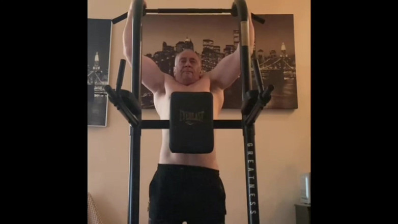 Alex Igogo: Masturbation et salle de sport