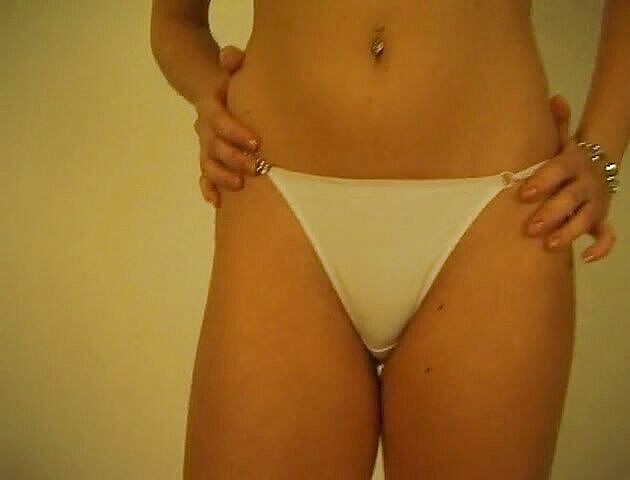 Flash Model Amateurs: Nádherná brunetka si prstí mokrý keř