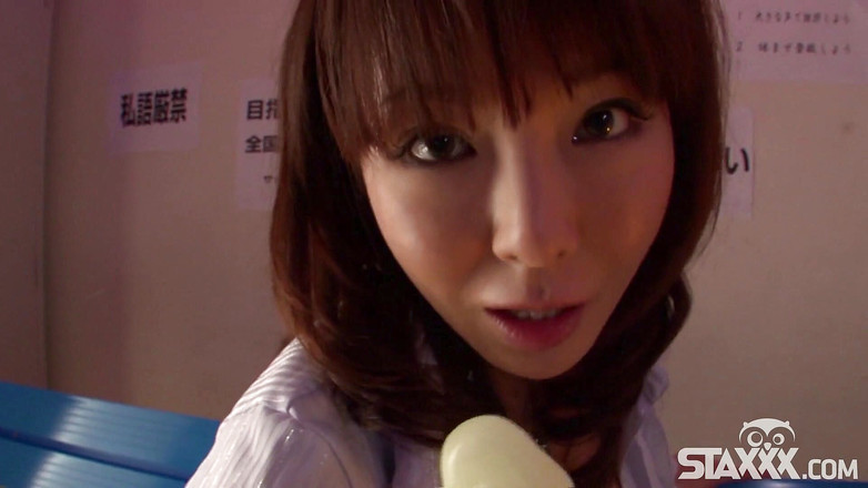 Staxxx: Bystig asiatisk brud onanerar med vibratorn