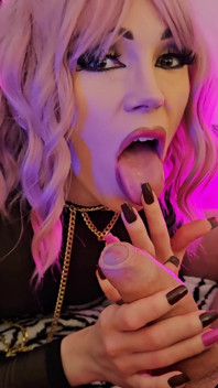 She Put on a Pink Wig, I Did a Photo Shoot for Her, and She Reciprocated with Ice and Let Her Cum on Her Face