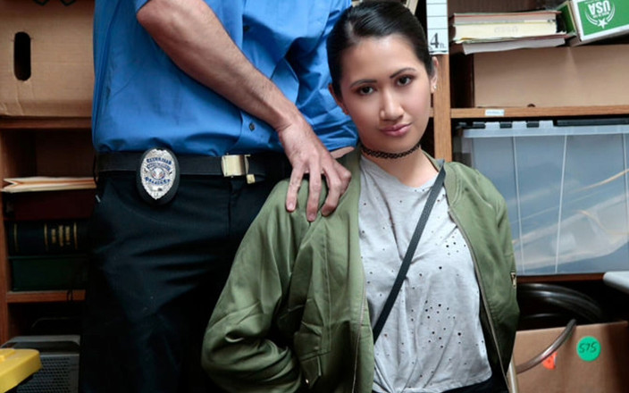 Shop Lyfter: Il noto imbroglione Jade Noir viene portato nella stanza sul...