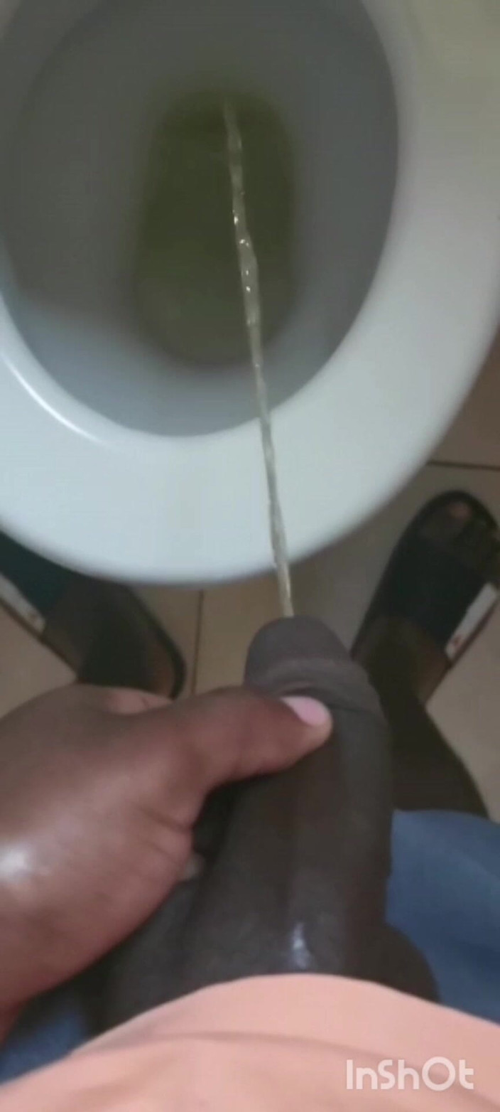 Rex Bitchington Blade: Перше відео про сечу