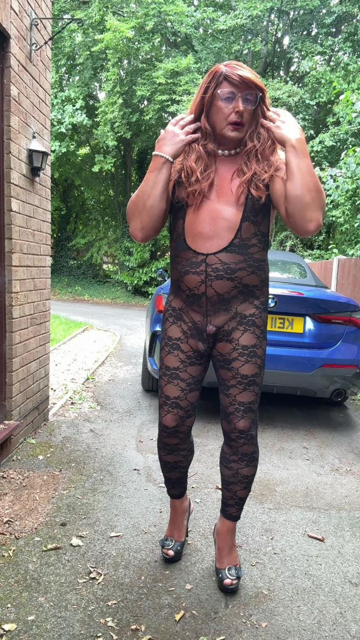 Kellycd2022: काले लेस कैटसूट और ऊँची एड़ी के जूते में सेक्सी Crossdresser kellycd2022