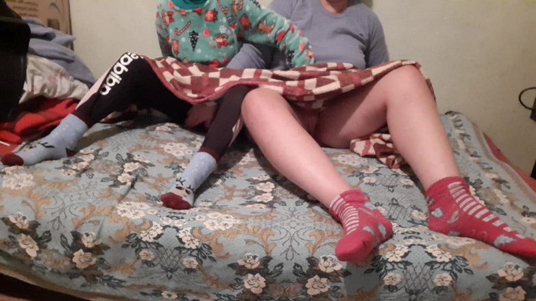 Lesbian-candys: We masturberen wederzijds onder de dekens terwijl onze stiefouders naast...