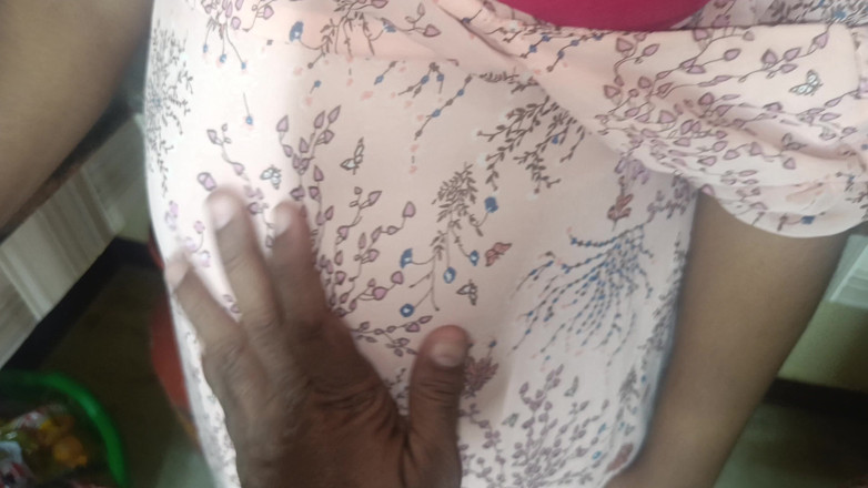 Laxi ammu: Romansa hot ibu rumah tangga di dapur