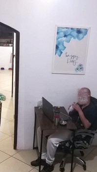 当丈夫工作时，穿着毛巾的妻子迎接送货员