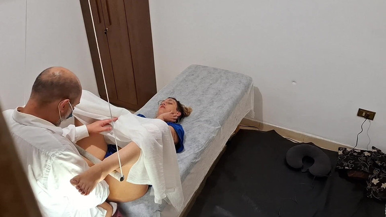 Gabi SweetCouplesStories: Dokter kelamin mengambil keuntungan dari gaira-gara pasiennya yang nakal dan...