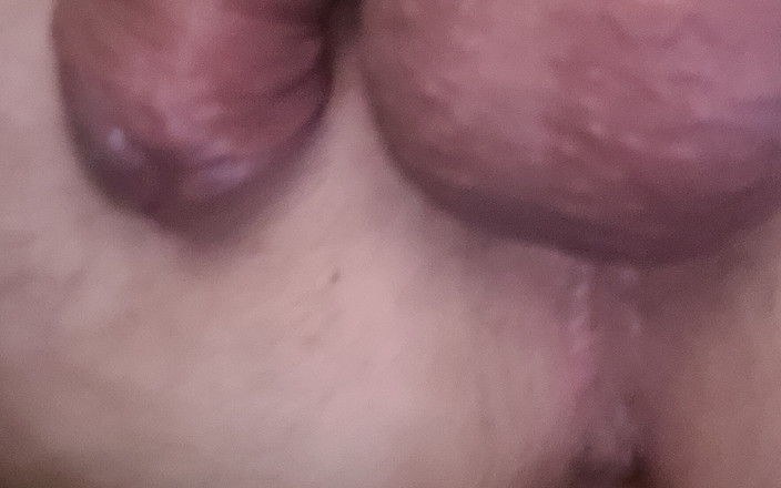 Pellefnatt: Мій чоловік лежить на дивані і дрочить його маленький член і мріє про мокру дірку