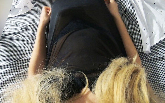 Ane Get Horny: 침대에서 POV 손 작업