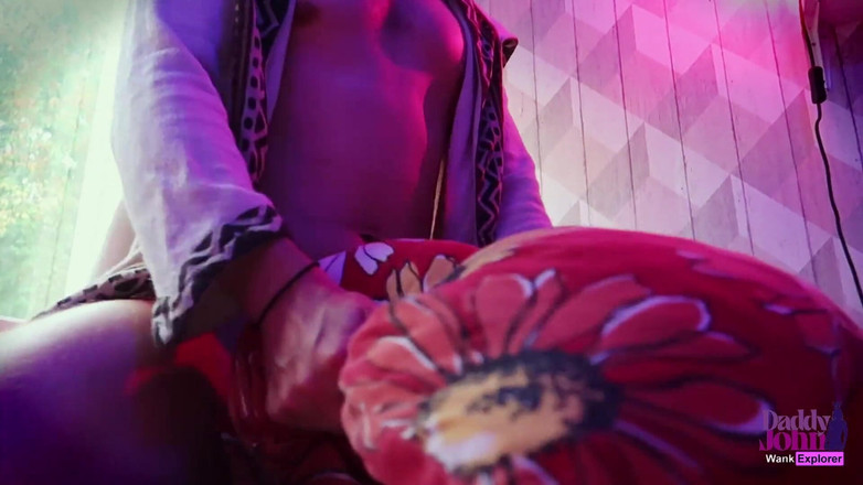 WankExplorer: Papi folla una almohada y se corre contigo ¡Rapidito!