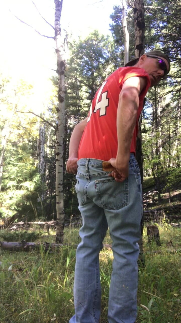 Adam Kaye: Гаряча модель Адам Кей демонструє свій член і дупу в лісі