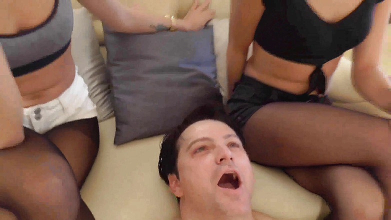 Foot Girls: İki seksi sahibe ikizler ve köleleri