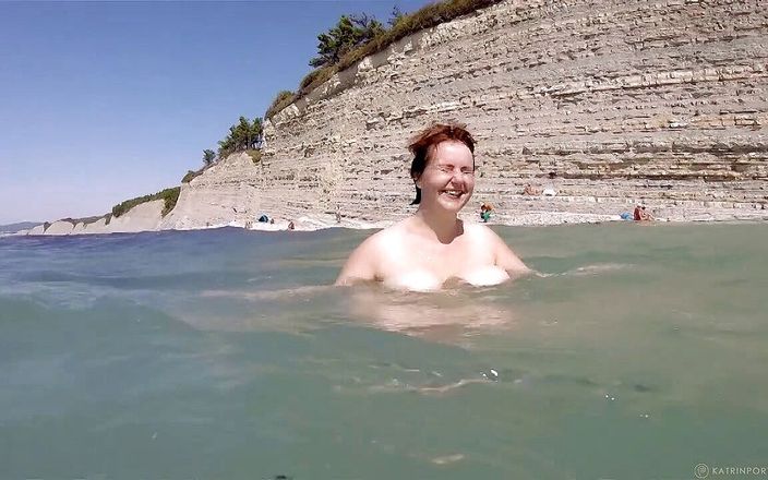 Katrin Porto: Donnona nuda che gioca nel mare