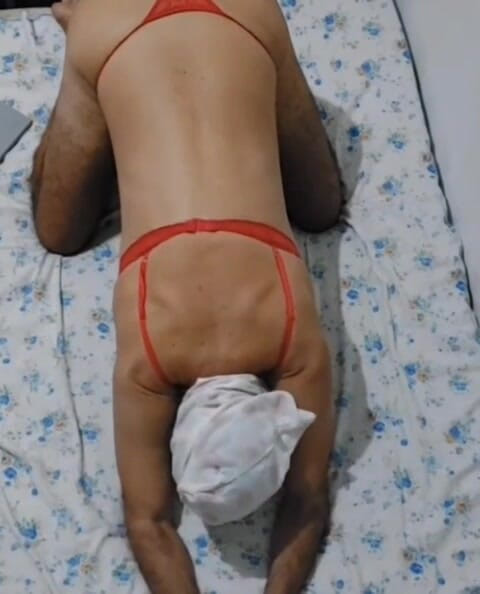 Ladysilvas: Ladysilva facendo webcam show in mutandine sul letto Che culo...