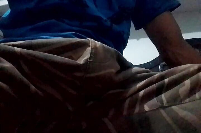 Gangbang straight: Соло молодой паренек показывает свои соски