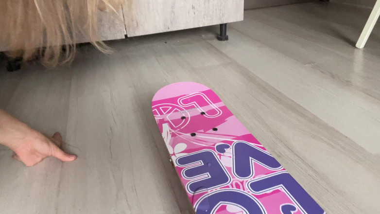 Misty Phoenix: Kencing Di Skateboard Saya Dan Menunjukkan Puddle Dekat