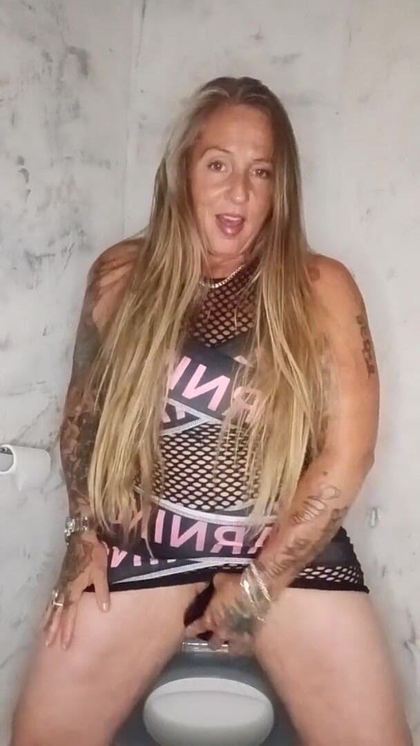 Kitty James: Warning-black Dildo Squirt