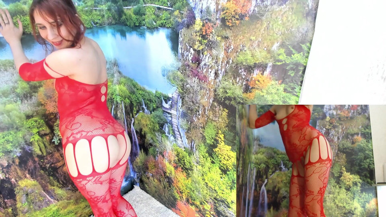 Nicolette69w: Коли всі пішли, вона танцювала в червоному комбінезоні і трахала себе ділдо, щоб кінчити