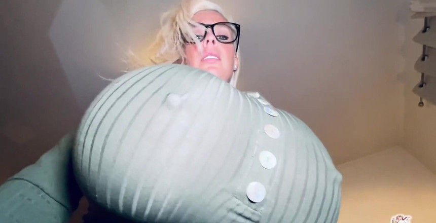 TheBustySasha: 당신을 위한 작은 선물! - 짧은 비디오