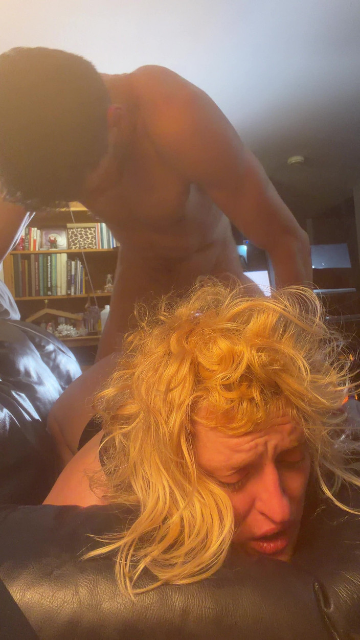 Alpha stud 4 u: Кончаю, я долбю ее сзади над рукой на диване